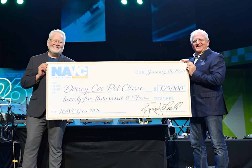 vmx-2026-navc-gives-award 2 Doney Coe Pet Clinc